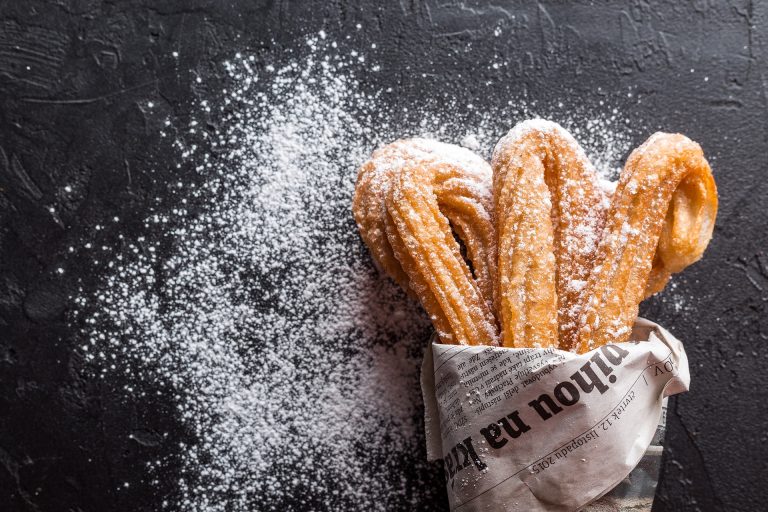 CHURROS-ENROLADOS-NO-PAPEL-COBERTOS-COM-AÇÚCAR