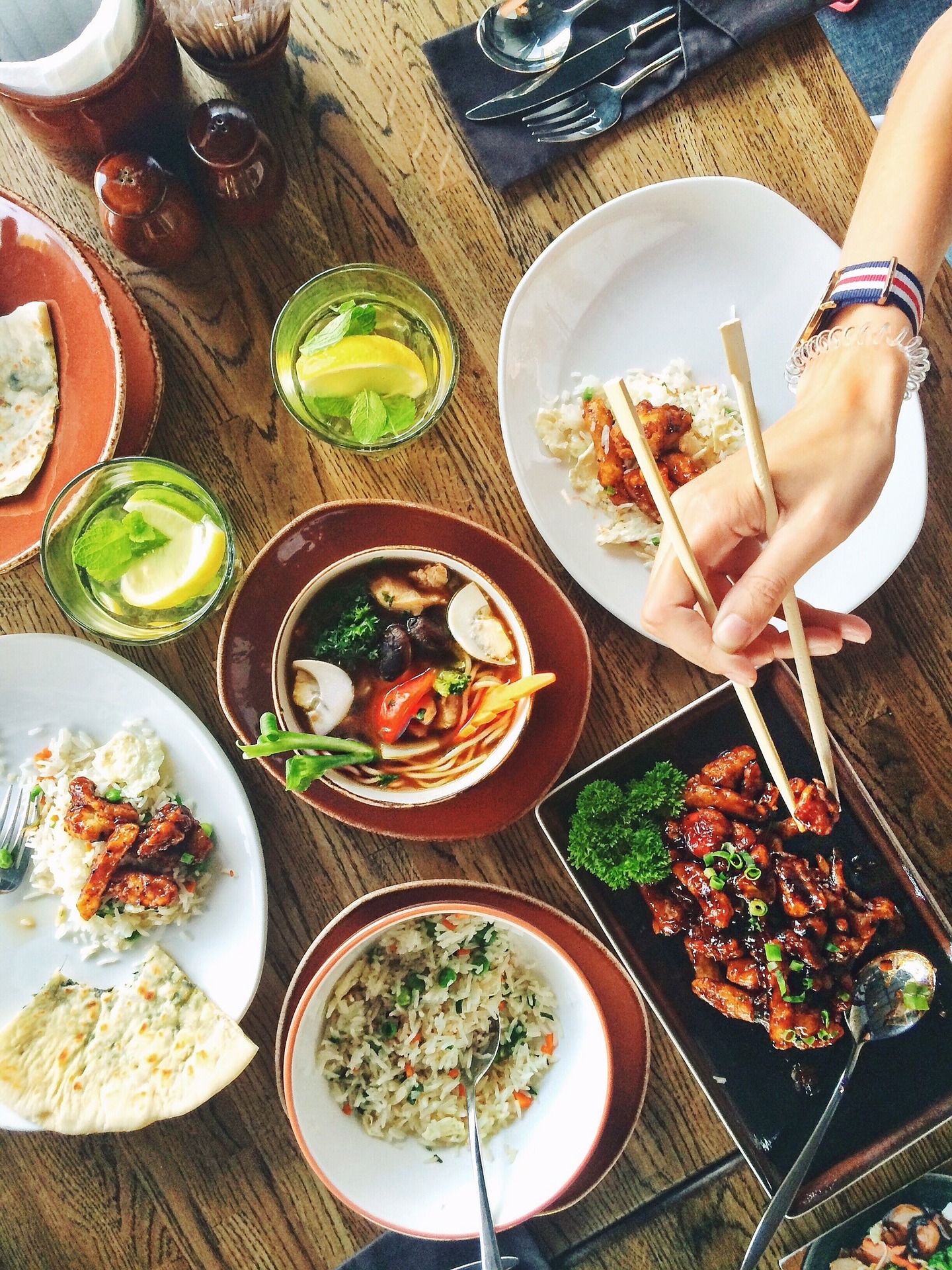 MESA COM COMIDA JAPONESA-COMO PERDER PESO RÁPIDO