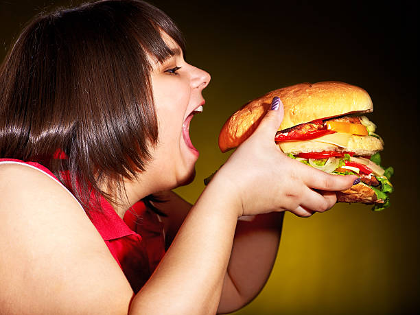 MULHER ABRINDO BOCA PARA COMER HAMBURGUER - COMO PERDER PESO RÁPIDO