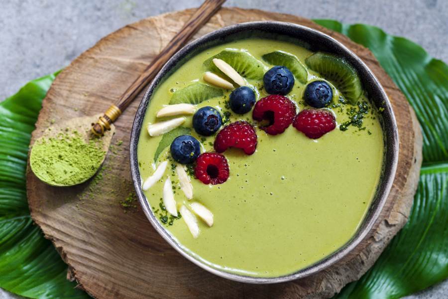 TIGELA COM MATCHA E FRUTAS - DEZ BENEFÍCIOS DO CHÁ VERDE MATCHA