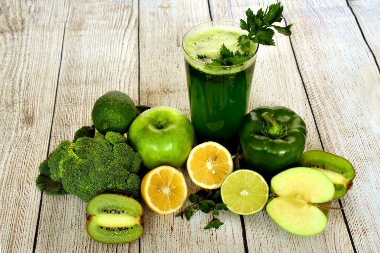 COPO COM SUCO VERDE DE FRUTAS E VEGETAIS