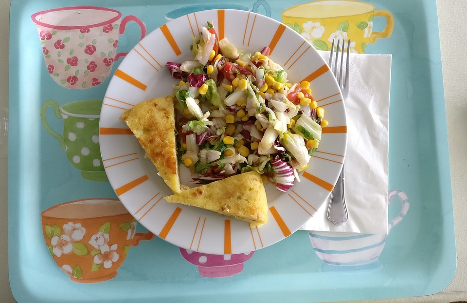 PRATO COM SALADA E TORTILHA - DIETA SEM CARBOIDRATOS