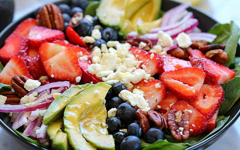 SALADA DE ESPINAFRE FRUTAS VERMELHAS E ABACATE E MEL