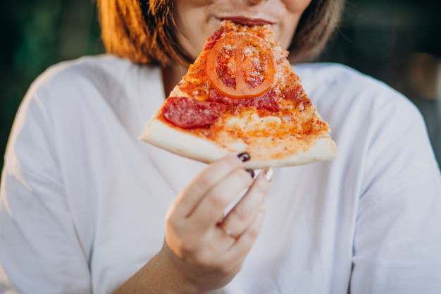 MULHER COMENDO PIZZA