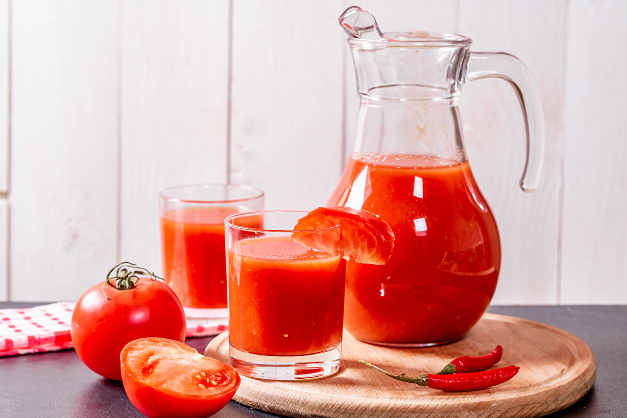 JARRA COM SUCO DE TOMATE