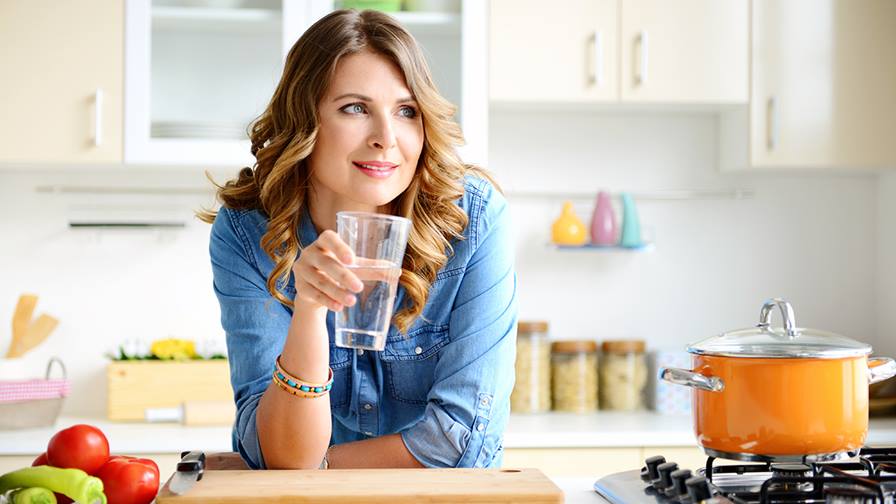 MULHER COM COPO DE AGUA NA MÃO