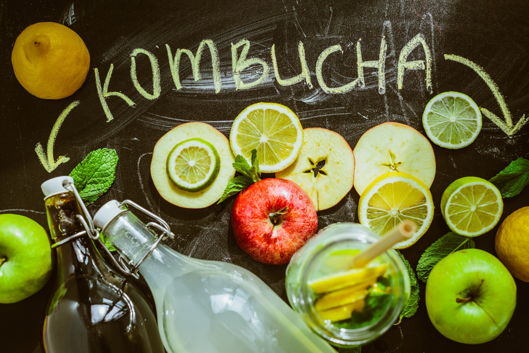 GARRAFA COM KOMBUCHA E FRUTAS