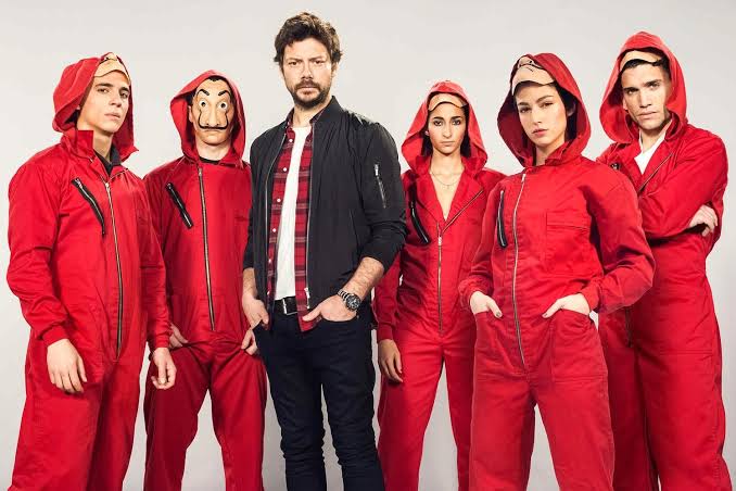 RESUMO De LA CASA De PAPEL 